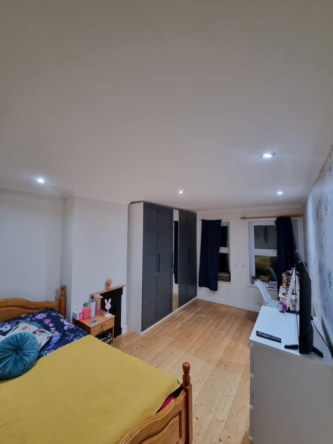  Large  Bright  Room  to  Rent! Female Preferred! Main Photo