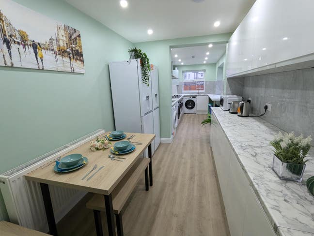 SM1 1QU Double Off-suite Free WIFI/Cleaner  Main Photo