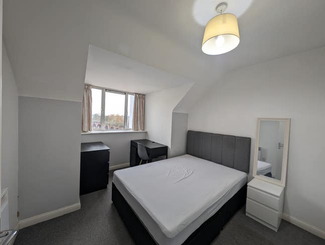 Large Furnished Ensuite in City Centre Main Photo