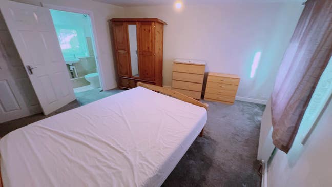 Large en-suite double room available in Heelands  Main Photo