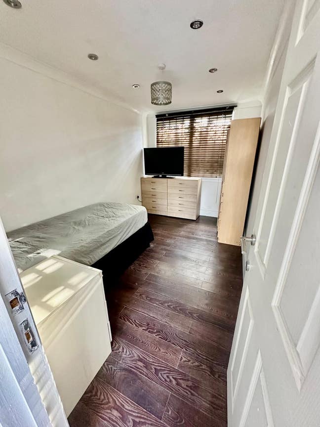 Luxurious Double sized Bedroom for single person Main Photo