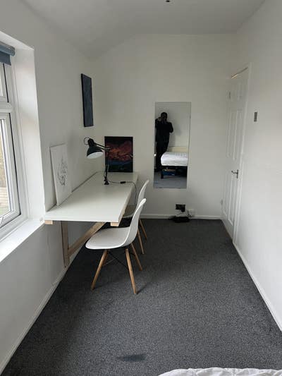 Clean spacious double sized room Main Photo