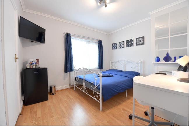 Modern & Spacious Room -free parking Main Photo