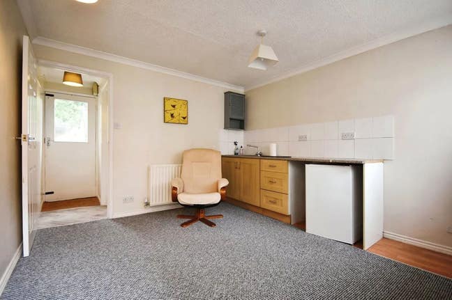 Studio near to station and amenities Main Photo