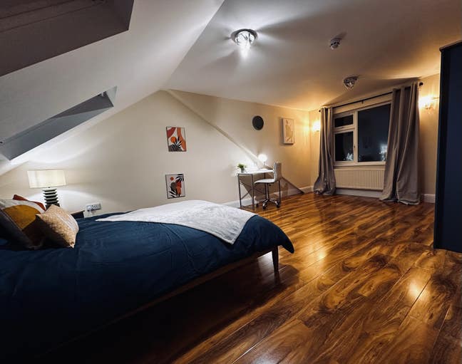 Top Floor En - Suite  Large Room All Bills Incl Main Photo