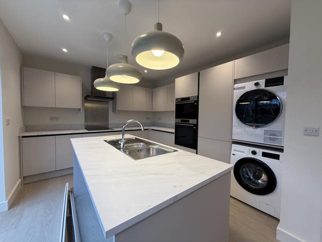 Luxury Double Room To Rent. Bills Included! 🏠✨ Main Photo
