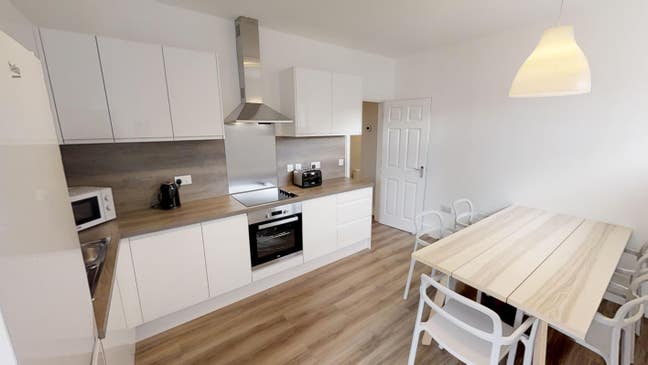 Double Ensuite Room - Central Location  Main Photo