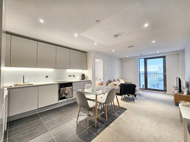 2 Bed Flat Available  - 10 Mins Walk to Salford   Main Photo