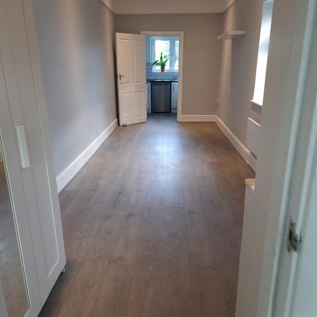 Studio to let. FELTHAM near station. Main Photo