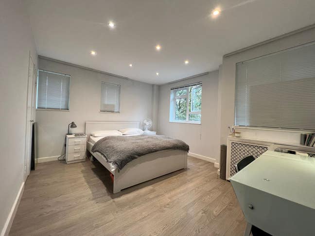 Large Room Available near Victoria Station Main Photo