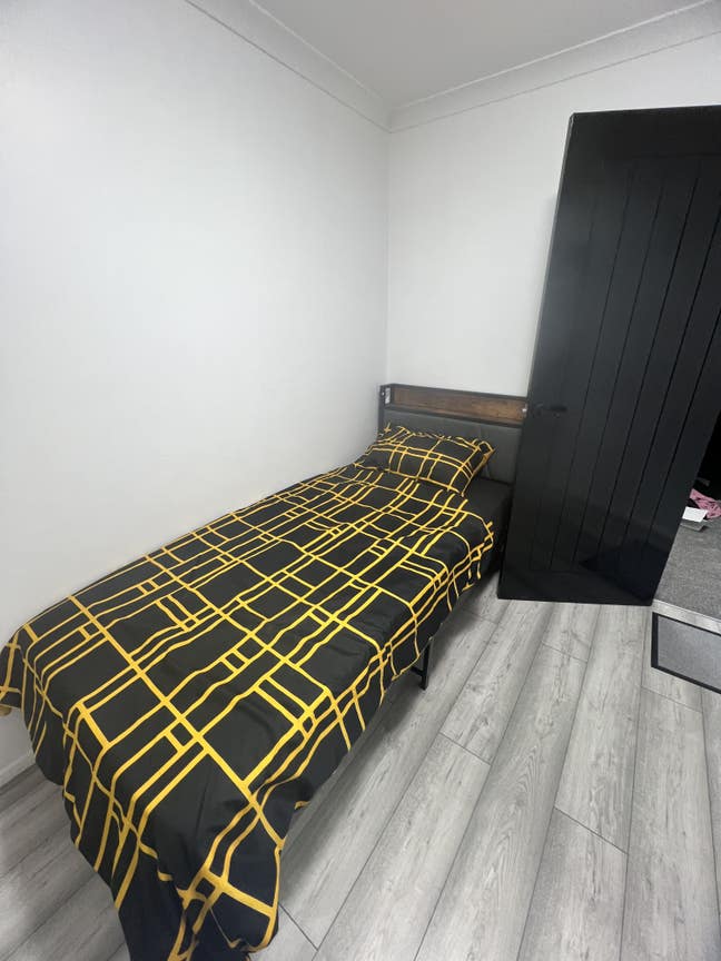 1 Bed room in shared house Main Photo