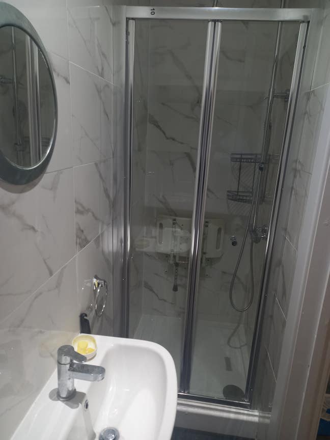 Spacious Ensuite - available  Main Photo