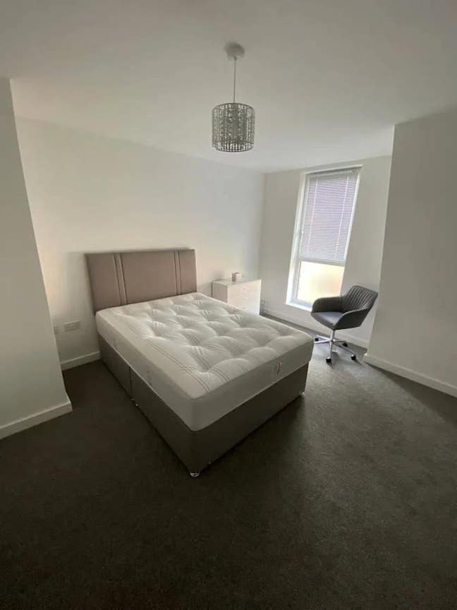 Furnished Double En Suite Room Available Now Main Photo
