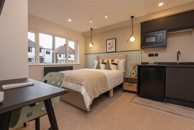 Double Ensuite Room Available in Northfield Main Photo