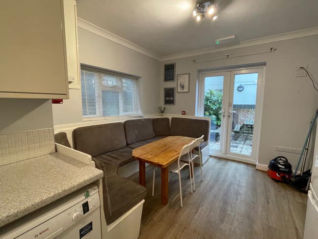 All bills included professional houseshare  Main Photo