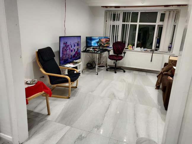 *** URGENT *** Double Room available Main Photo