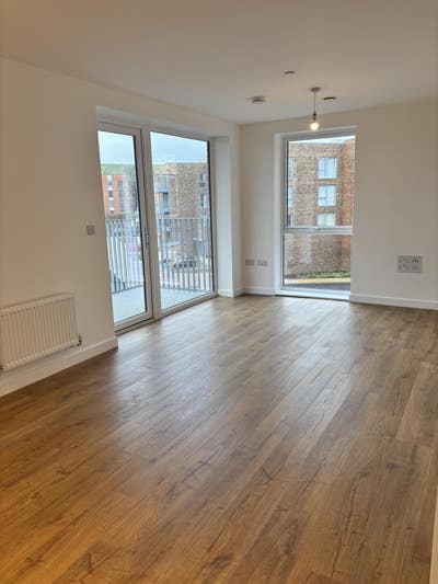 Double room available in newly built 2 Bed flat Main Photo