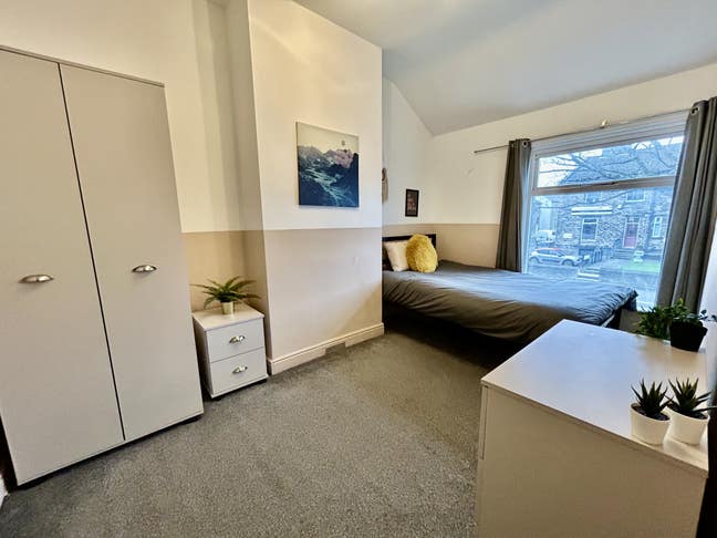 Double Room in Smartly Presented Modern House Main Photo