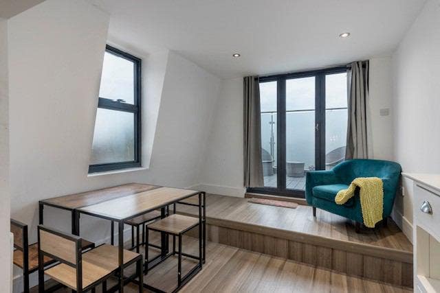 *1 room available in a spacious, modern flat* Main Photo