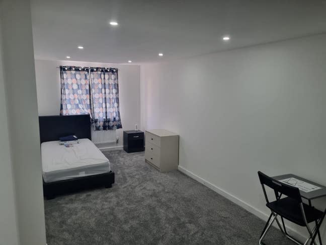 Nice Double Room (Close to Amenities) Main Photo