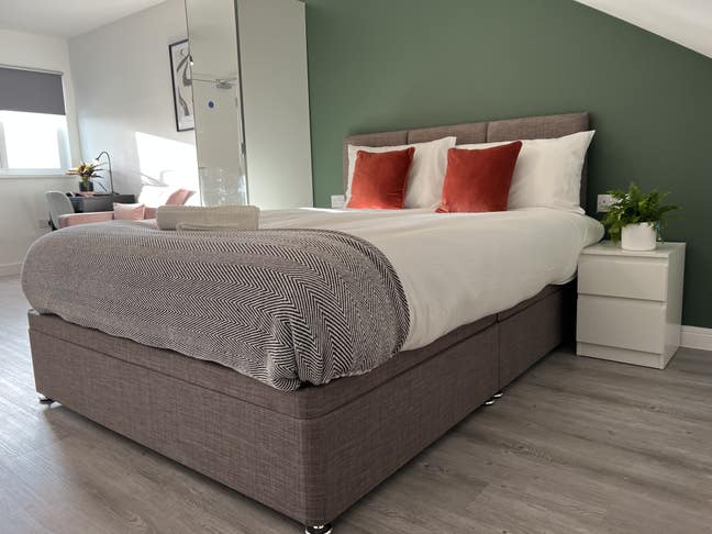 Stunning Brand New 6-Bedroom All-Ensuite  Main Photo
