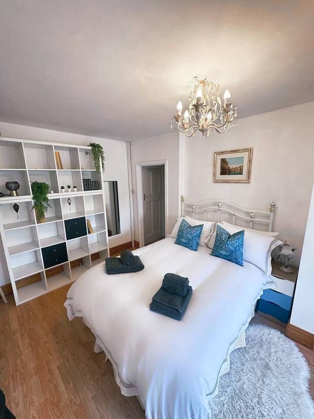 A   double bedroom with a lovely garden Main Photo