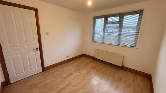 Bright small double room  Main Photo