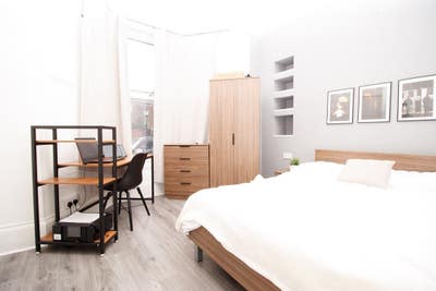 Double En-Suite Available 07/09/2026 in L6 Area! Main Photo