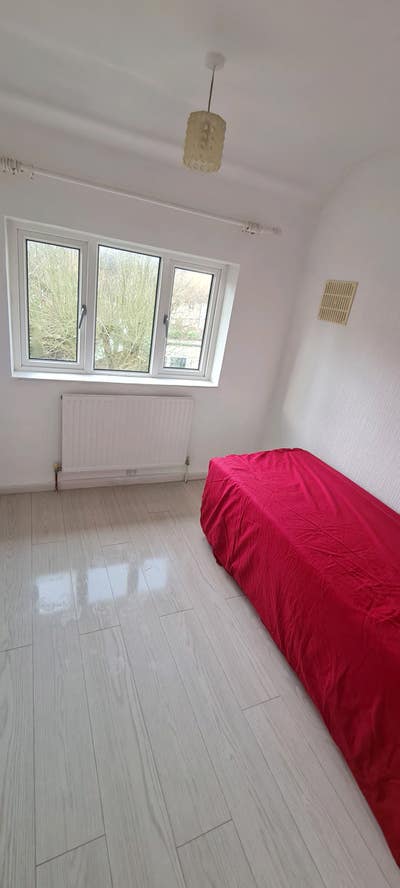 Lovely bedroom-for Professional  Vegetarian FEMALE Main Photo