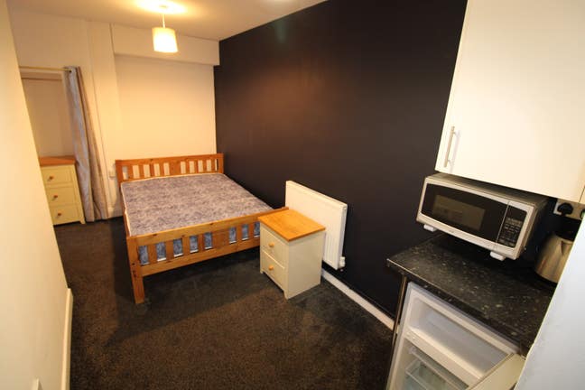 Close To Town Centre - Room To Let Main Photo