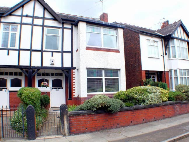 Beautiful Room in Stunning House Main Photo