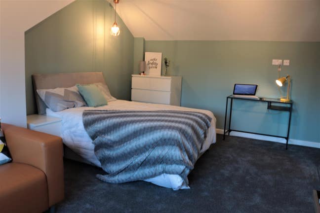 Beautiful Room in Stunning House Main Photo