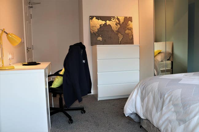 Beautiful Room in Stunning House Main Photo