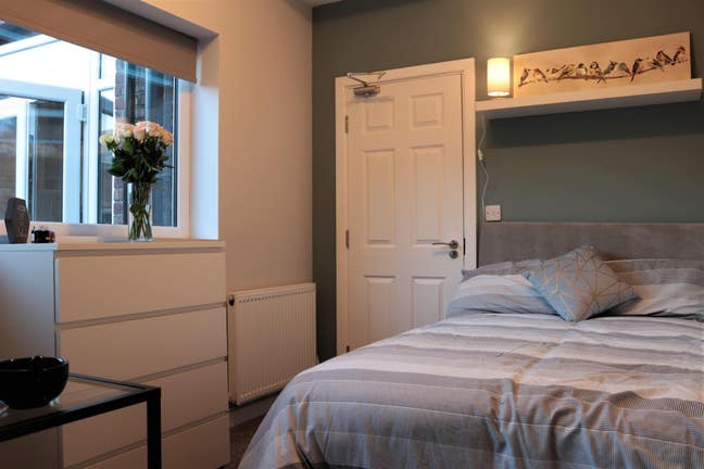 Beautiful Room in Stunning House Main Photo