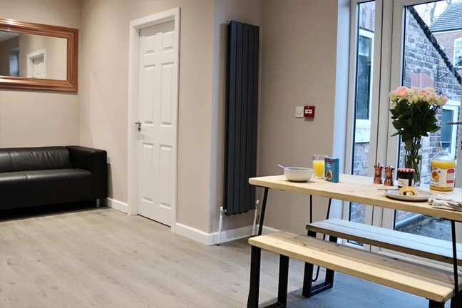 Beautiful Room in Stunning House Main Photo