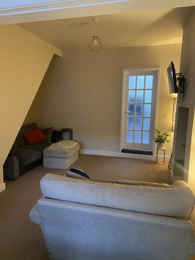 Newly renovated double room for rent Main Photo