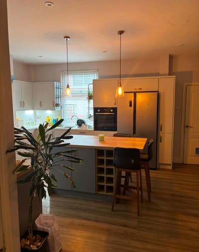 Large Rooms - Inclusive of TV - Modern Kitchen Main Photo