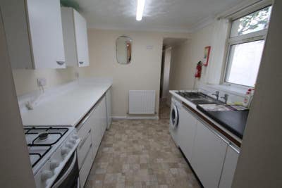 Spacious two bed ground floor flat to rent in cf24 Main Photo