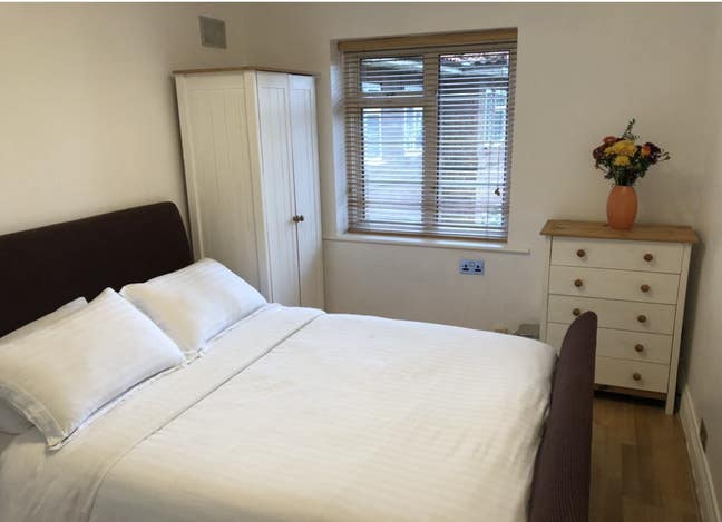 Room in a Flat to Rent- very conveniently located  Main Photo