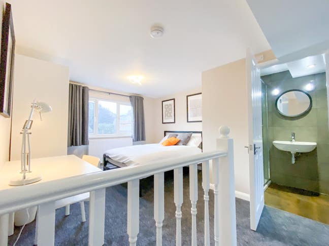 Central, Newly Refurbished Top-Floor En-Suite Room Main Photo