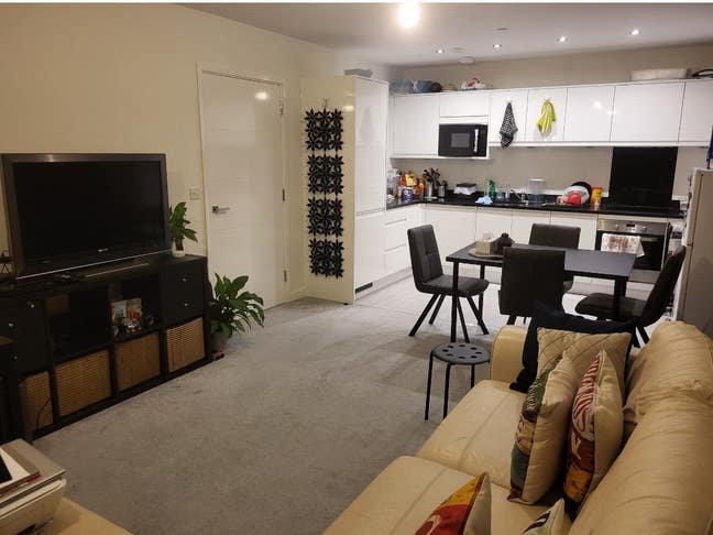 Spacious double room in a clean, new flat Main Photo