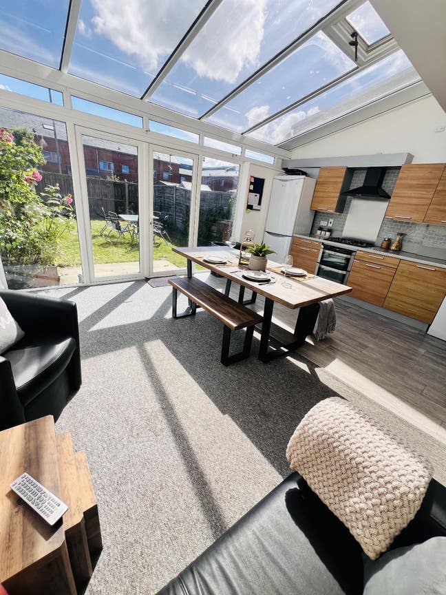 Single Room in a Modern Townhouse Main Photo