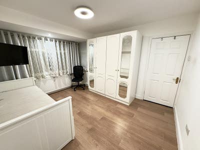 Modern double room 5 minutes from the tube station Main Photo