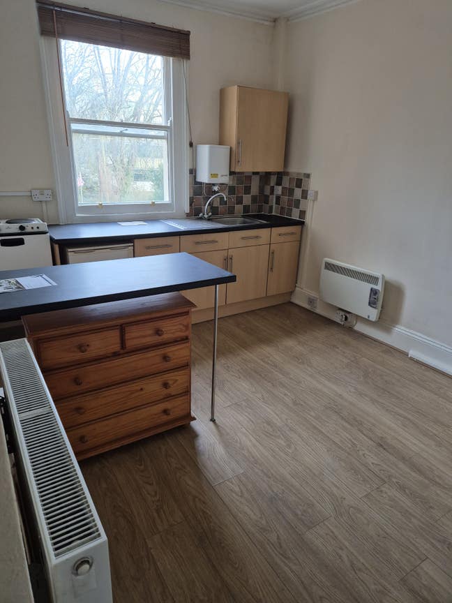 Room to rent - central Cheltenham Main Photo