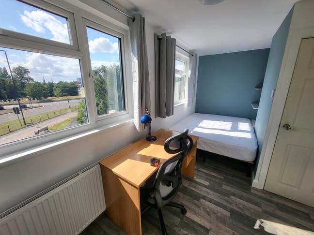 Lux Room-King Size Bed Ensuite, Inroom Fridge, Gym Main Photo
