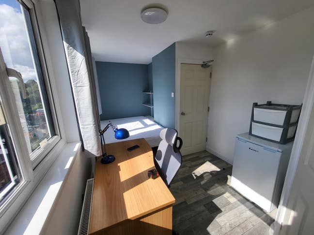 ROOM-King size bed, ensuite, Inroom fridge, GYM Main Photo