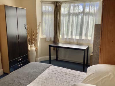 Large furnished room in shared house. Main Photo