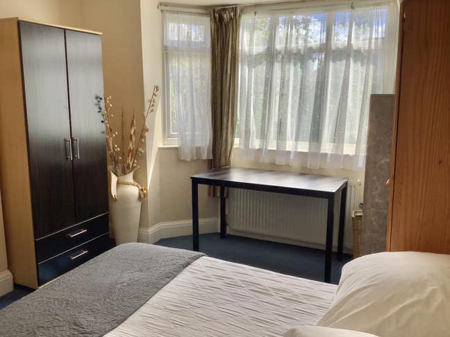 Large furnished room in shared house. Main Photo