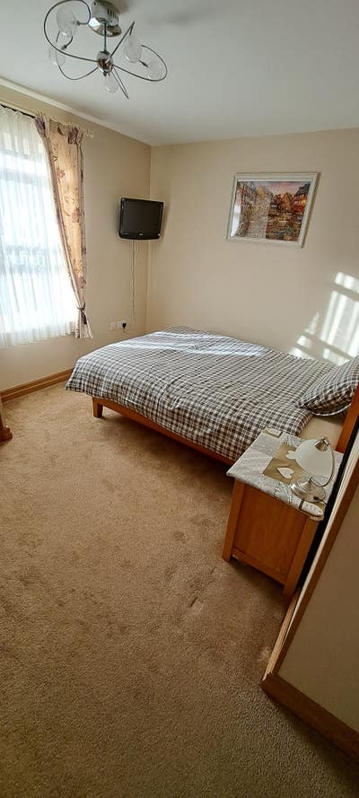 Ground Floor en suite Bedroom with cleaning Main Photo