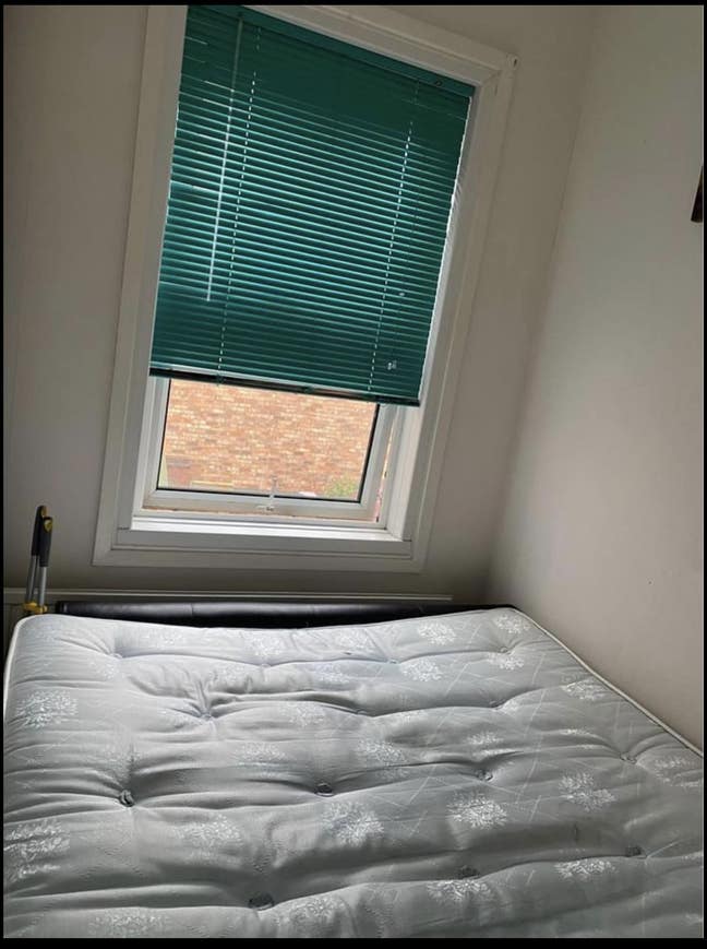 Small double Room for rent in shared house Main Photo